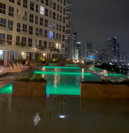 Luces, reflejos y una noche de ensueño en la ciudad Luces, reflejos y una noche de ensueño en la ciudad
